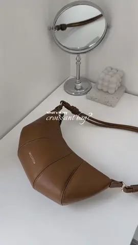Obsessed with this croissant bag from @MOSSDOOM.PH 🤎 #shoulderbag #kilikilibag #slingbag #mossdoom #mossdoombag #whatsinmybag 