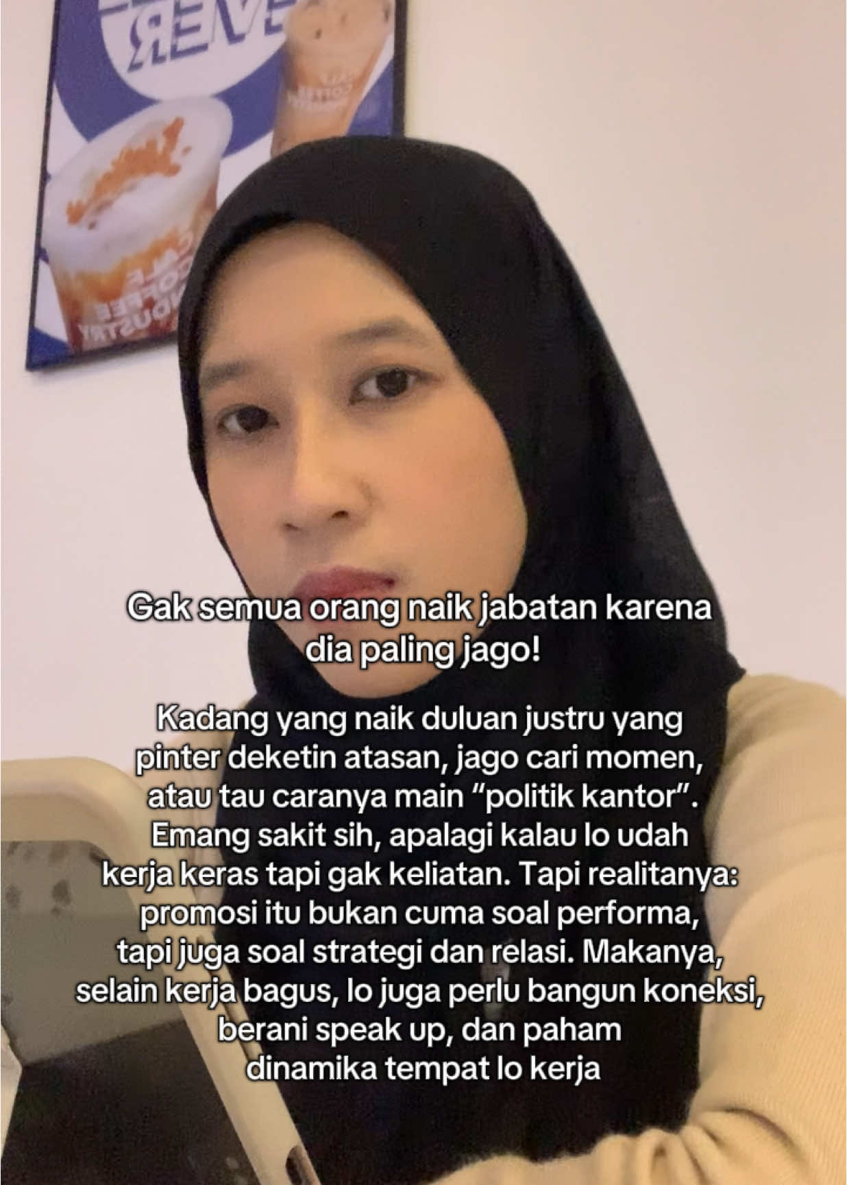 Kerja keras doang gak cukup! Lo juga harus kelihatan, didengerin, dan dikenal Karena kadang yang promosi duluan bukan yang paling bisa, tapi yang paling “masuk” ke lingkaran. Itu bukan berarti lo harus jadi penjilat. Tapi lo juga gak bisa cuma ngandelin hasil kerja tanpa komunikasi Pahami dinamika kantor lo. Mainnya tetap bersih, tapi jangan buta strategi🤟🏻 #GenZ #Genzsharing #generasiz #kantoran #duniakerja #politikkantor #officelife #startup #corporate #rekankerja 