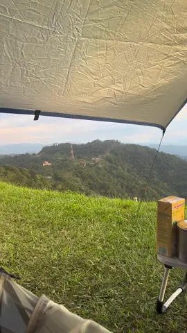 First time camping with hubby 😘💓 #kokolmamahillcampsite @KokoL_Mamahill Campingsite yg best sebab boleh sewa khemah, tggl bwk badan ja 😆 cuma kena hiking sikit utk ke ats bukit. Dlm 300 meter jg