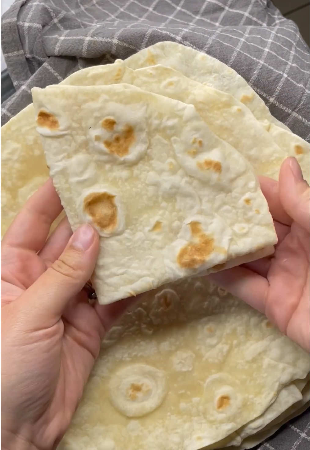 👇 PAIN WRAP FACILE 👇 . Je vous ferais une autre vidéo pour la recette du wrap façon salade césar 🥗🥪 . ⭐️ INGRÉDIENT 500g de farine ( j’ai utilisé la farine de chez lidl T45 paquet bleu ) 40g de beurre doux mou 1 cuillère à café de sel environ 250ml d’eau tiède ( à ajouter progressivement ) . ⭐️ INSTRUCTION 1)dans la cuve du robot ou à la main , mélanger farine + sel 2)ajouter ensuite le beurre mou suivis de la moitié de l’eau 3)commencer le pétrissage environ 3 min puis ajouter progressivement le restant d’eau ( ici j’ai eu besoin de 250ml , cela va dépendre de l’absorption de votre farine ) 4)pétrir environ 10 min , obtention d’une pâte non collante et lisse 5)former des pâtons de même poids ici environ 80g chacuns 6)les disposer sur un plateau , les huiler , et les laisser reposer 30 min , couvrir de film alimentaire 7)puis procéder comme sur la vidéo . Sur un plan de travail fariné, étaler à l’aide d’un rouleau vos pâtons à environ 2mm d’épaisseur . ( pas trop trop fine non plus, on veux des tortilla qui ne se casse pas lors du pliage ) 8) aussitôt les faire cuire dans une poêle ou crêpière électrique ( j’utilise celle de chez lidl ) 9)veillez à les retourner régulièrement 👉Astuce : à l’aide de votre spatule , appuyez sur la tortilla afin de la faire gonfler , elle va former des bulles 20) une fois cuit les mettre dans un torchons légèrement humide . . vous pouvez les congeler une fois refroidi . . . c’est la recette et astuces de @Kitchengourmand1 , cette recette est inratable 🩷 merci ma sœur 💕 . . . Bon’ap . . . . . . . #wrap #wraps #recettesimple #dejeuner #recettemozzarella#recetterapide #recette ##easyreciepe #recettefacile #recetterapide #recettes #Summer #recetterapide #fyp #pourtoi #pourtoii 