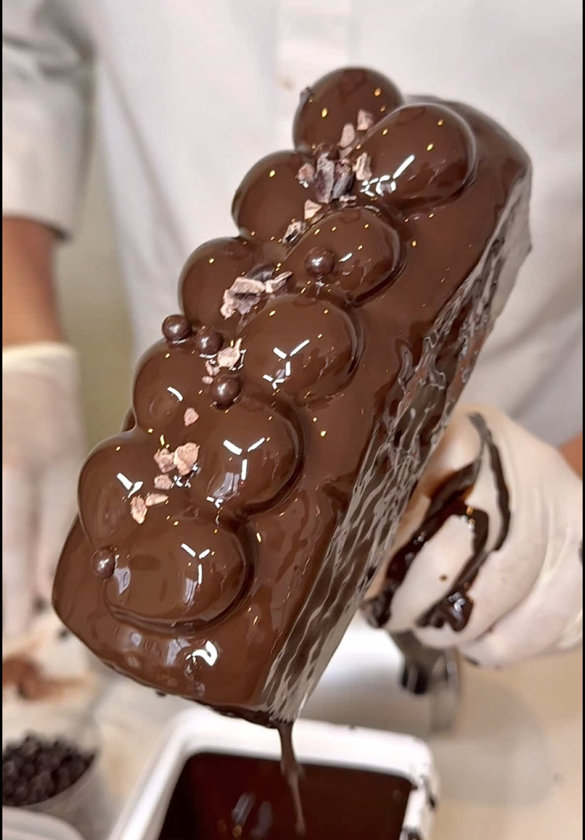 4層のショコラが奏でる極上のショコラケーキ🍫 有名ホテルシェフ出身のオーナーが手掛ける 独創的な絶品スイーツが人気のお店🎂 ① ケイク生地に練り込まれたしっとりショコラ ② ゴロッと砕いて混ぜ込んだザクザク食感のショコラ ③ とろける口どけの濃厚ガナッシュ ④ 艶やかにコーティングされたなめらかショコラ なめらかな口どけ・カリッとした食感・しっとりとした生地の食感が楽しく 食べるたびにショコラの新たな一面に出会える💖 こちらのカルテットショコラは お店のECサイト経由で購入可能！ 超オススメ😍 📍愛知・豊橋 『パティスリーモリ』 カルテットショコラ ¥3000 #愛知グルメ #愛知カフェ #japanesefood #tiktokfood 