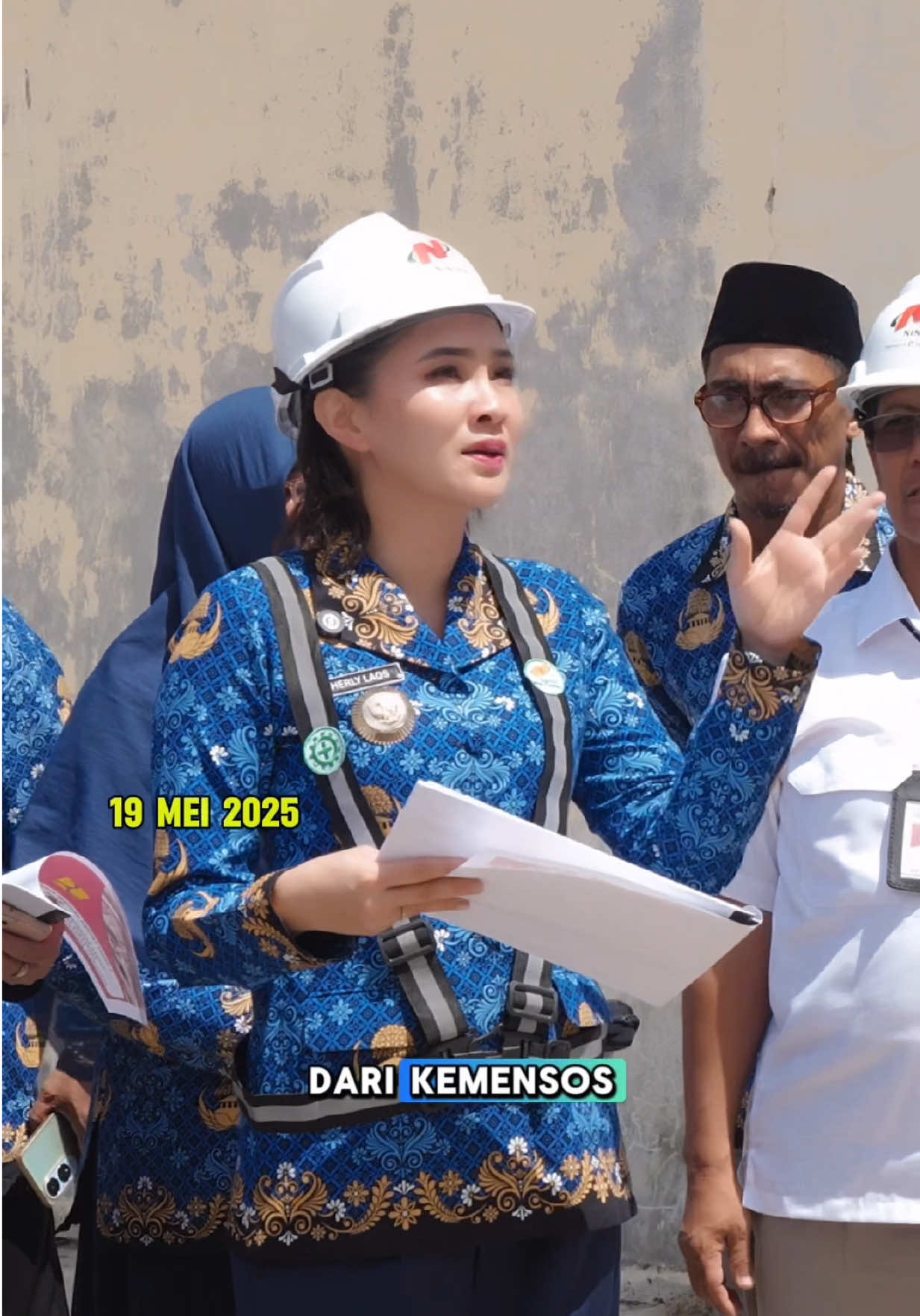 SEKOLAH RAKYAT .. Mimpi besar Bapak Presiden @prabowo tentang Sekolah Rakyat begitu sederhana, tapi sangat dalam: “Bahwa tak boleh ada satu pun anak Indonesia yang gagal bermimpi hanya karena lahir di pelosok atau keluarga tak mampu”. Sekolah Rakyat adalah wujud harapan itu—pendidikan gratis, dekat dengan rakyat, yang tak hanya mengajarkan ilmu, tapi juga menanamkan karakter, kemandirian, dan cinta tanah air. Di Maluku Utara, kami bergerak cepat. Bersama Balai @kemensosri, Pemprov Malut memulai langkah kecil namun bermakna: membuka tiga Sekolah Rakyat di lokasi berbeda untuk jenjang SD, SMP, dan SMA dengan memanfaatkan bangunan belum terpakai yang tersedia.  Langkah awal ini bukan pengganti, tapi jembatan—menuju mimpi besar kami membangun satu kompleks Sekolah Rakyat yang bisa menampung 1.000 anak pada tahun 2026. Kami tahu, membangun gedung butuh waktu. Tapi membangun harapan tidak boleh ditunda. Karena setiap anak berhak atas masa depan. Dan masa depan itu, harus dimulai sekarang. #gubsherly #malukuutara