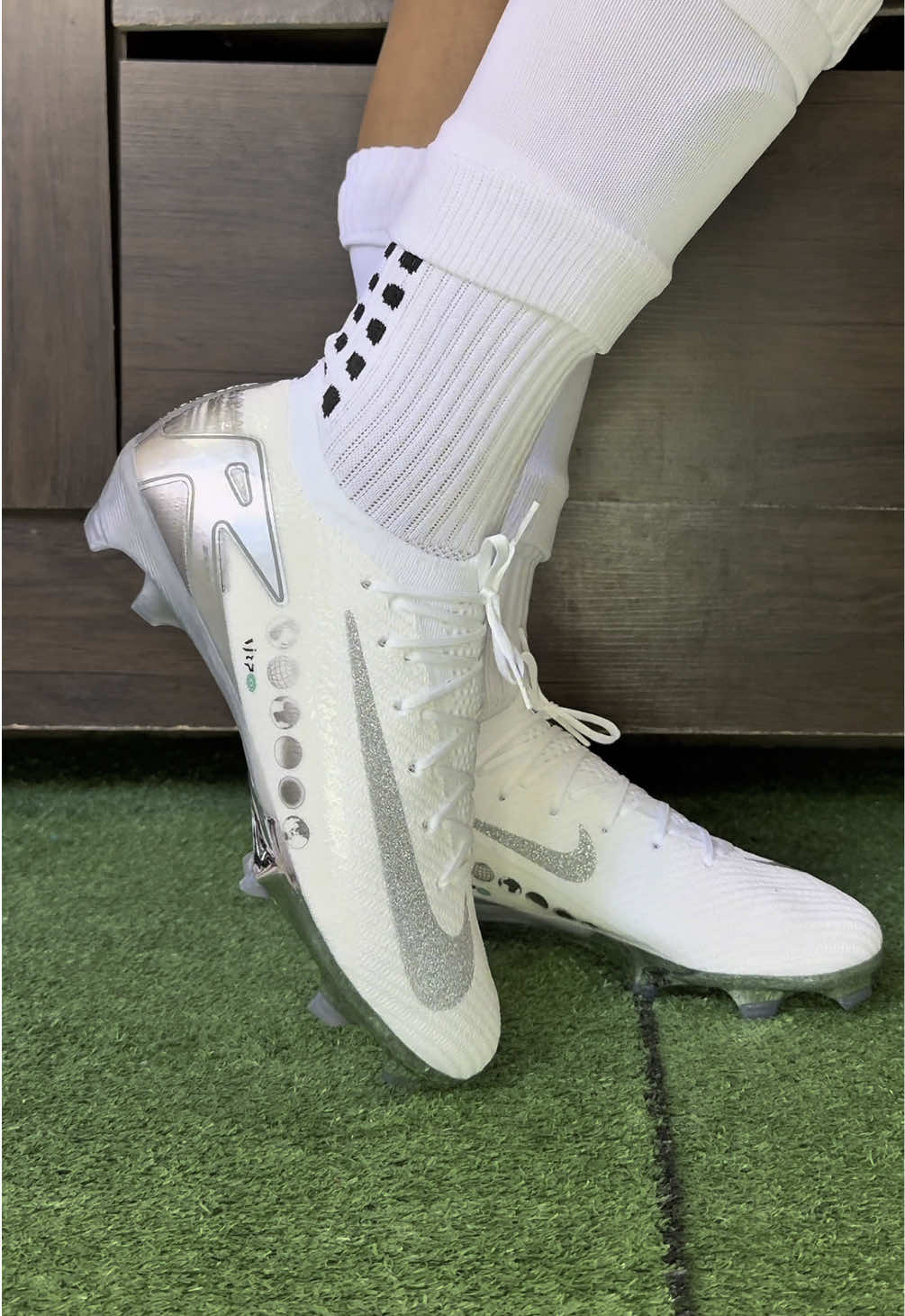 NIKE VAPOR 16 EDIÇÃO ESPECIAL VINIJR, ESSA TA ANIMAL! 🤩 🥇Compre na 01 do mercado 💳 Parcelamos em até 12 vezes no cartão 💰 5% de desconto à vista 🤝 Compra 100% Segura! ________________________________ Quer comprar a sua? Chama no Whatsapp (62) 98292-4027 ________________________________ Nossas chuteiras apresentam um design leve. Prepare-se para dominar seus adversários e dominar o jogo com nossas chuteiras. _________________________________ #chuteiras #futeboldobrasil #futebol #chuteirasnike #futebolamador #mercurialvapor #mercurialsuperfly #futebolbrasileiro #mercurial #phantomgt #adidaspredator #adidasx #chuteirasadidas #predatoredge #neymarjr #phantomgx #mercurialvapor14 #pumaneymar #adidasedge #adidaspredatorfreak #adidascopasense #niketiempolegend #pumafuturez #chuteirasnike #pumaultraride #mbappe #tiempolegend #messi10 #leomessi #cristianoronaldo7 #bellingham