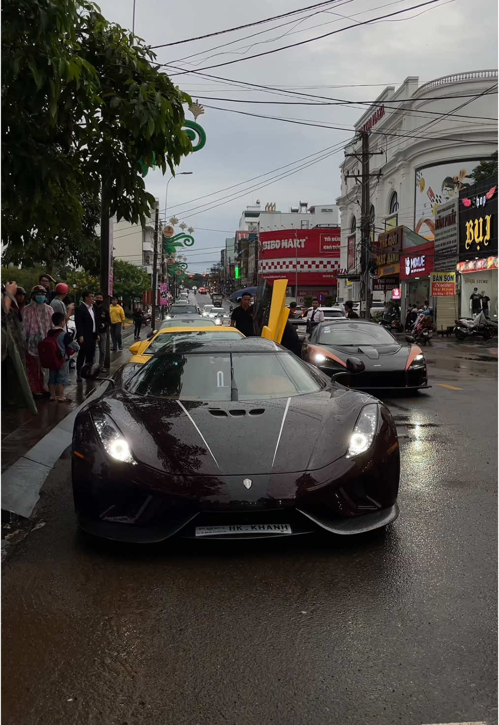 Koenigsegg Regera & Mclaren Senna dưới cơn mưa đầu mùa 🌧️ @The Only VN #koenigseggregera #mclaren #mclarensenna #senna #hypercar #carsoftiktok #phatscar #viralvideo #xuhuongtiktok 