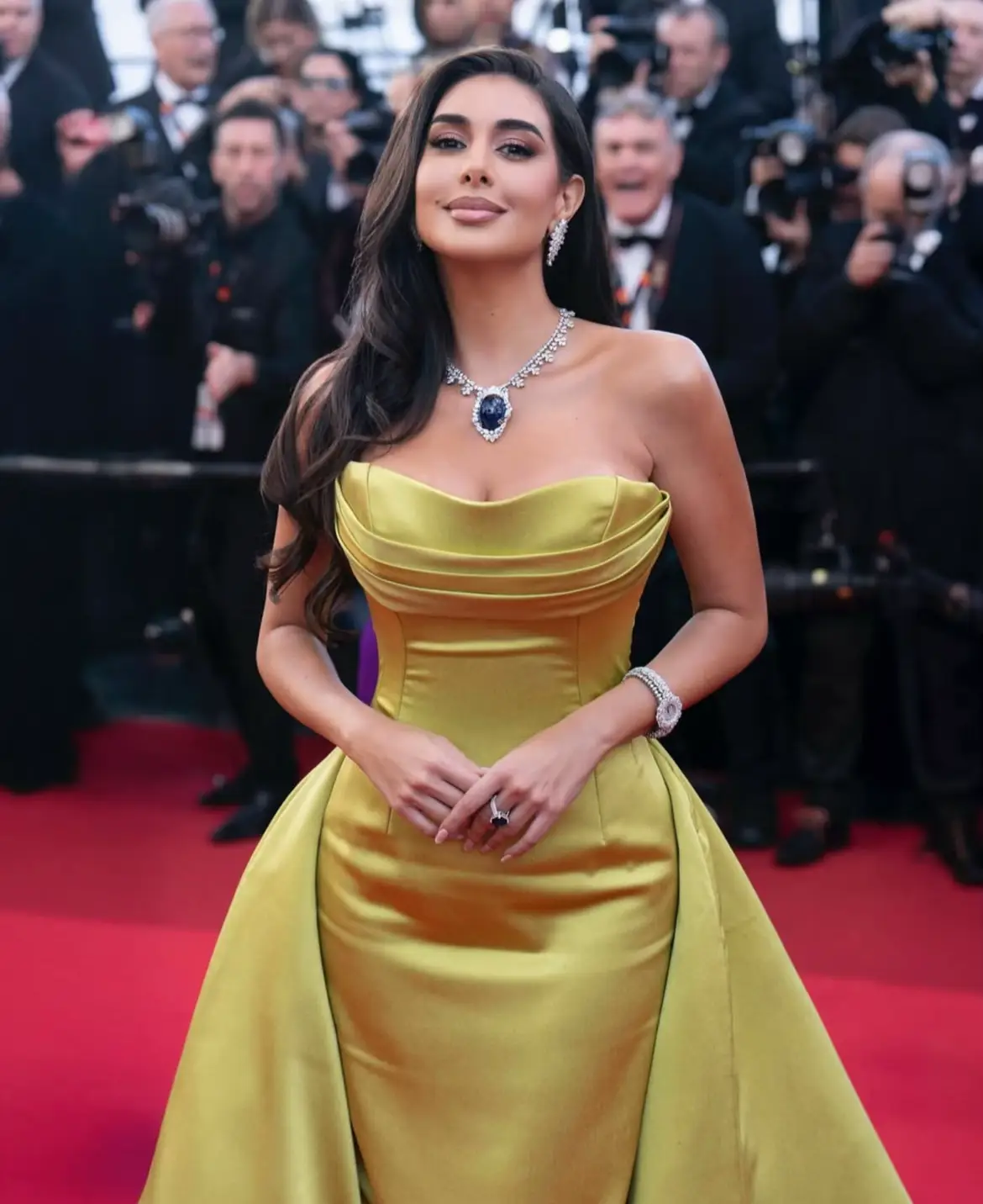 ياسمين على الريد كاربت في كان❤️!! قمر#ياسمين_صبري #yasmine_sabri #yasminesabri #explore #السعودية #cannes #viral @Yasmine Sabri 