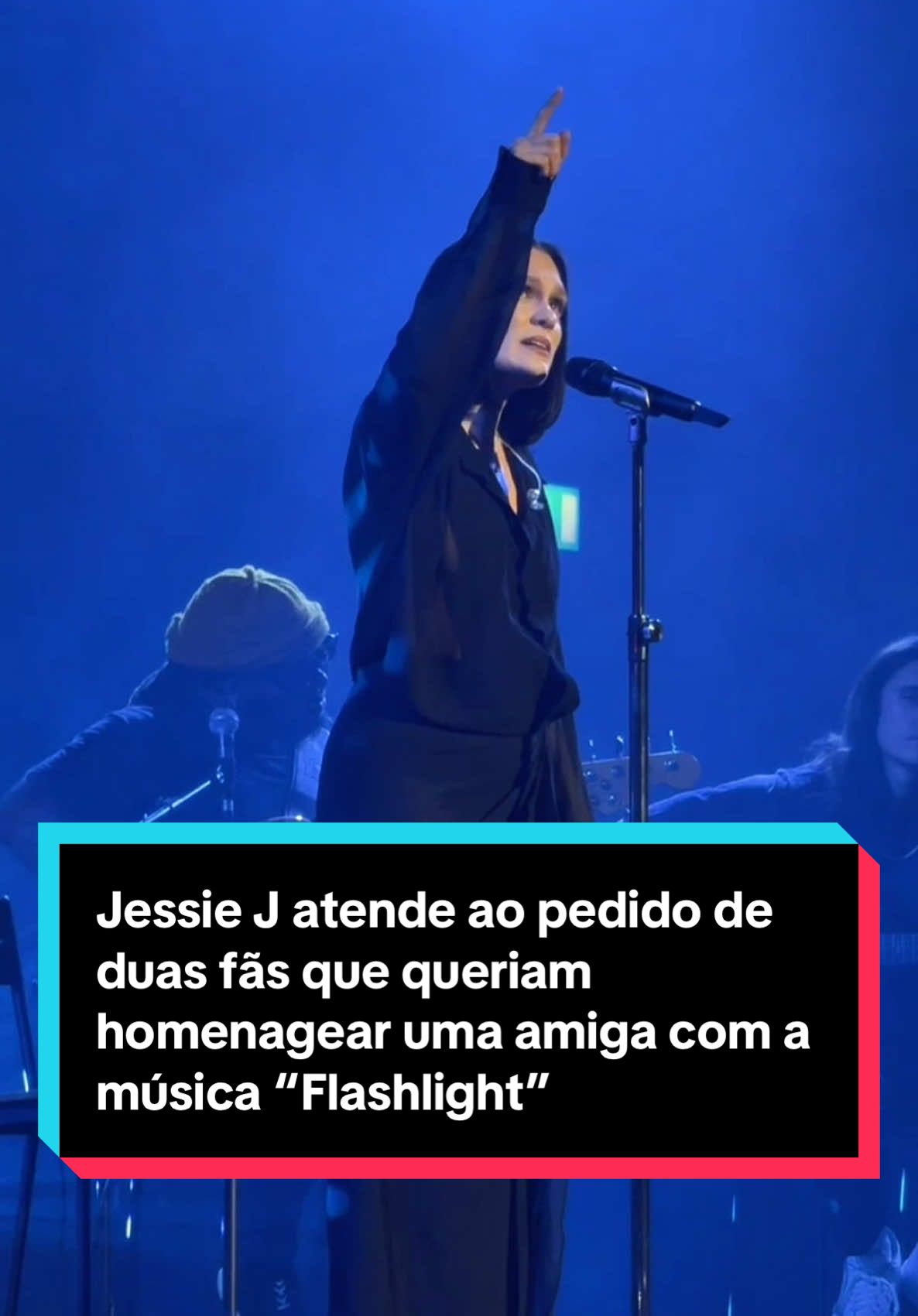🎥 Duas fãs levaram um cartaz pedindo a música “Flashlight” em homenagem a uma amiga que perderam. Jessie J atendeu ao pedido. 🥺 