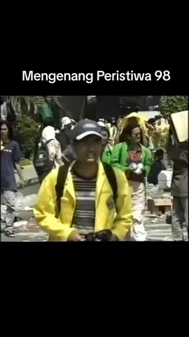 18 - 21 Mei 1998, ribuan mahasiswa dari berbagai kampus menduduki Gedung DPR\/MPR RI menuntut pergantian kekuasaan nasional menyusul krisis ekonomi yang menghantam Indonesia. Presiden Soeharto dan rezim militer Orde Baru yang telah berkuasa selama 32 tahun menjadi sasaran kemarahan demonstran atas krisis yang terjadi. #98 #orba #reformasi 