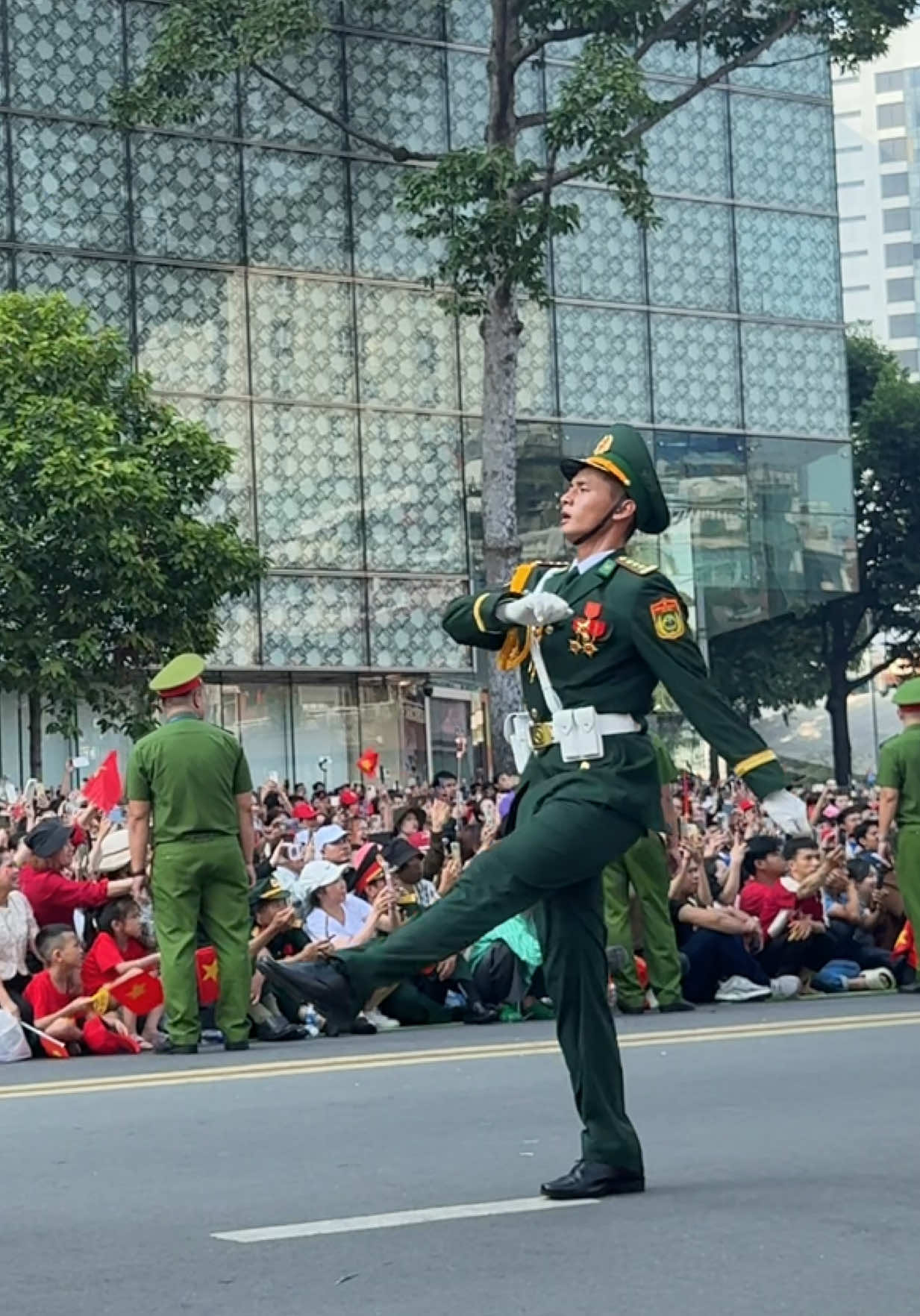 Khối sĩ quan Biên Phòng ❤️🇻🇳 khối trưởng được săn đón nhiều nhất đây ạ. Đồng chí Khải #50namngaygiaiphongmiennam #A50 #30thang4 #DiễuBinh #duckdidau 