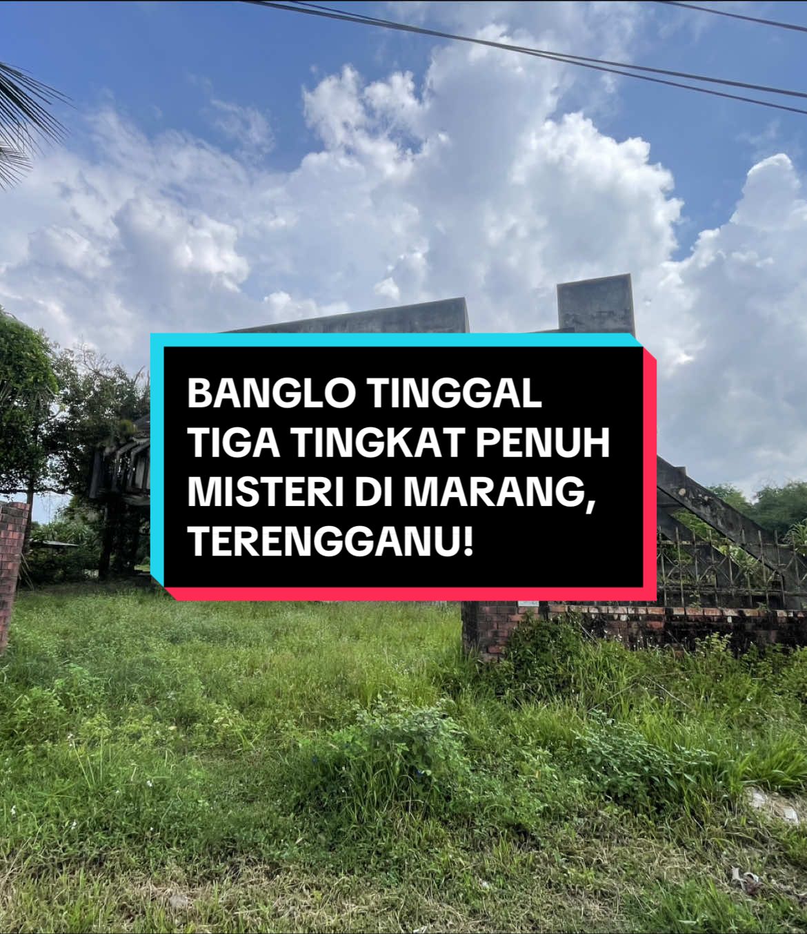 Menjadi tanda-tanya bila melalui satu jalan di daerah Marang ni bila terlihat ada sebuah BANGLO LAMA yang kelihatan seperti ada TIGA TINGKAT..Bertahun-tahun lamanya sebegitu rupa..TIDAK ada yang MAHU TINGGAL!..Orang Terengganu atau penduduk Marang pasti tahu di mana banglo ni..mungkin ada di antara anda yang tahu apa sebenarnya yang terjadi kepada banglo tinggal ni!.. TONTON VIDEO PENUH DI YOUTUBE : SHUKRI VLOGS #fyp #foryou #viral #urbanexplorer #urbanexploring #shukrivlogs #rumahtinggal #marang #terengganu 