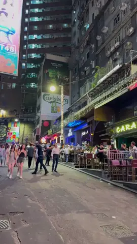 Hong Kong is so beautiful at night. Go to Lan Kwai Fong to experience the Hong Kong drama nightlife🇭🇰🇭🇰