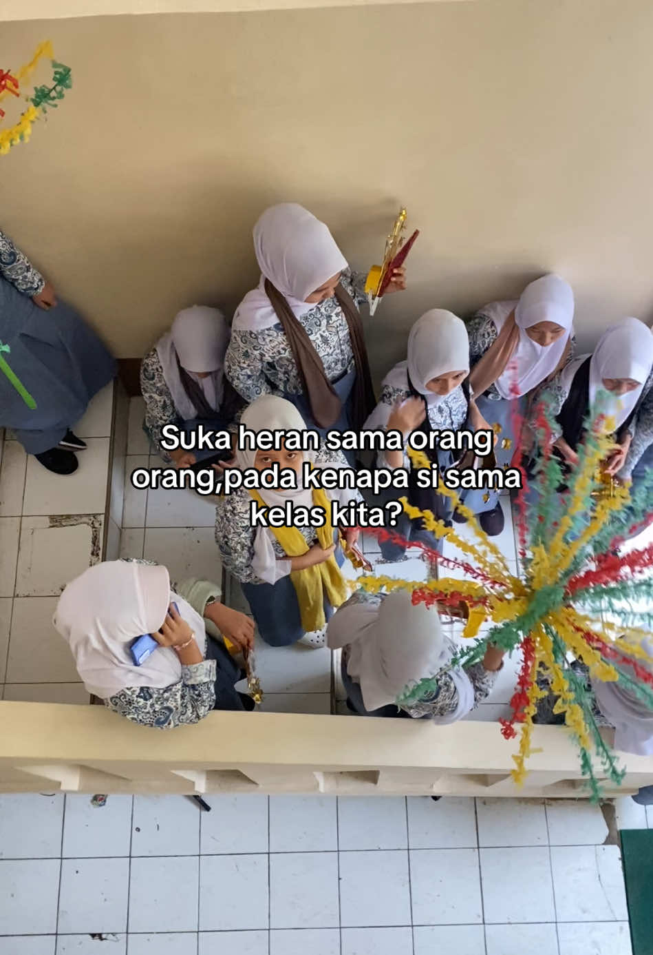 Suka heran sama orang orang,pada kenapa si sama kelas kita? Padahal kita ga pernah jahat sama kelas lain, tapi kenapa mereka tega ngelakuin ini semua ya? Poster itu banyak prosesnya loh, harus ngedit harus desain semuannya, ga segampang kalian ngerusak begitu saja, jika kamu inggin di hargai maka hargailah orang lain, buat temen temen kelas semangat ya,KEEP STRONG, biarkan orang berbuat apa yang penting tujuan kita fokus dan berusaha. #cerita 