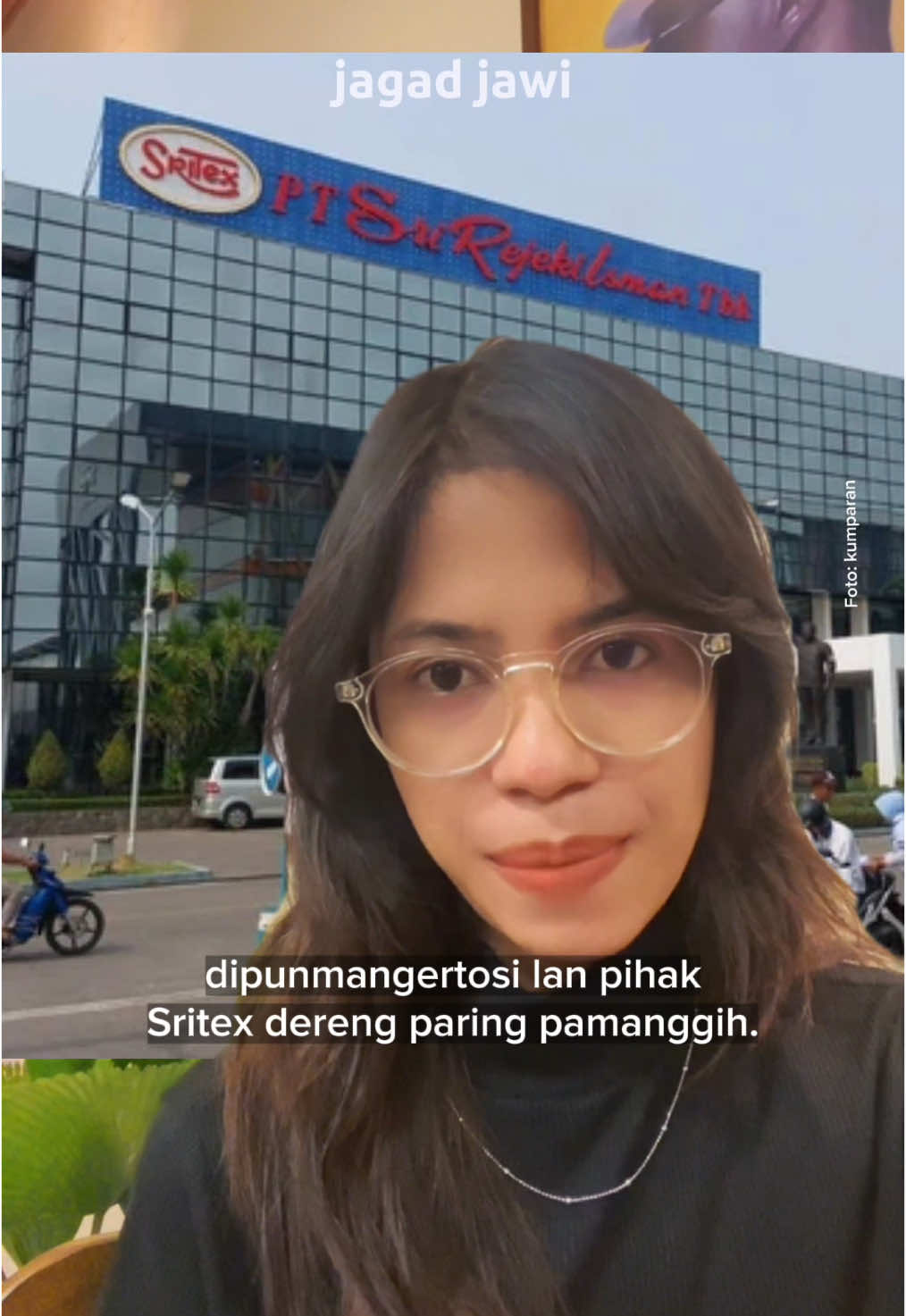 Presiden ke-7 RI Joko Widodo menanggapi penangkapan Komisaris Utama PT Sri Rejeki Isman Tbk (Sritex), Iwan Setiawan Lukminto, oleh Kejaksaan Agung terkait dugaan korupsi kredit bank senilai Rp 3,6 triliun, dengan menyatakan bahwa masyarakat harus mengikuti seluruh proses hukum yang berjalan karena penegakan hukum didasarkan pada fakta dan bukti; penangkapan dilakukan pada Selasa malam (20/5) di kediaman Iwan di Solo, sementara peran Iwan dalam perkara belum diungkap dan pihak Sritex masih belum memberikan komentar. Sumber: Kumparan Video: Daniella/jagadjawi #jokowi #sritex #korupsi #indonesia #jagadjawi #prabowo #srirejeki #sritexgroup 