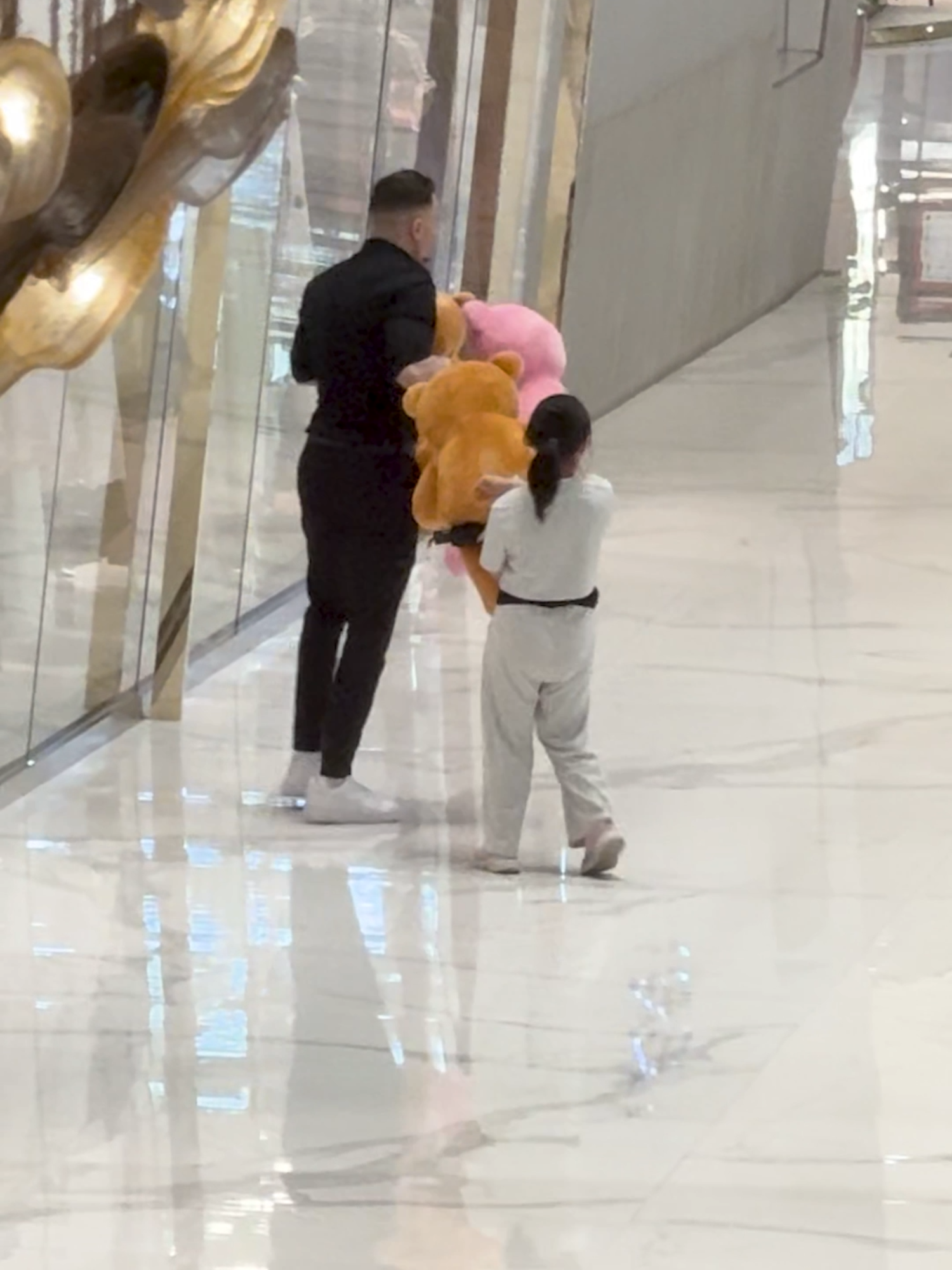 โมเมนต์ดี ๆ แบบนี้เกือบพลาด เพราะเธอวิ่งไวสุด ๆ 😂🎁 #fyp #ThailandKindness #iconsiam