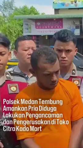 Polsek Medan Tembung Amankan Pria Diduga Lakukan Pengancaman dan Pengerusakan di Toko Citra Kado Mart Polsek Medan Tembung dengan sigap mengamankan seorang pria berinisial L (41) yang diduga melakukan pengancaman dan perusakan di Toko Citra Kado Mart, Jalan Perhubungan, Desa Laut Dendang, Kecamatan Percut Seituan, Senin (19/5/2025). Aksi pelaku terekam CCTV dan viral di media sosial. Video yang beredar memperlihatkan L memaksa meminta uang sambil mengancam dan merusak barang-barang di toko tersebut. Petugas Unit Reskrim Polsek Medan Tembung, di bawah pimpinan Kanit Reskrim Iptu Parulian Sitanggang dan Panit Opsnal Ipda Hendrawan Bakti, langsung bergerak cepat dan berhasil mengamankan pelaku yang merupakan warga Jemadi, Desa Sampali, Kecamatan Percut Seituan. L kini menjalani proses hukum lebih lanjut. Kapolsek Medan Tembung, Kompol Jhonson M. Sitompul, menegaskan komitmennya memberantas premanisme dan kriminalitas di wilayah hukumnya. “Kami bertindak tegas terhadap aksi premanisme. Ini bukti komitmen kami merespons cepat laporan masyarakat dan memberikan pelayanan terbaik. Kerjasama yang baik antara polisi dan masyarakat sangat penting untuk menjaga kondusifitas,” tegasnya menutup pembicaraan. #cintarakyat #polsekmedantembung #polri #polripresisi #berantaspremanisme