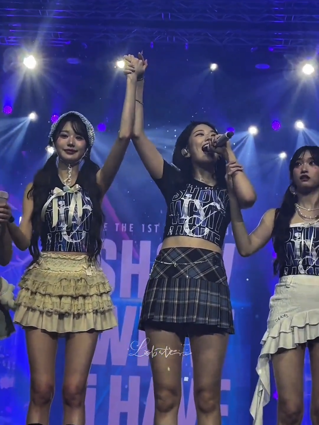 waiting for holding her gf' hands 🥹🫶🏻 #ive #yujin #wonyoung #annyeongz #todays_annyeongz #아이브 #유진 #원영 #안녕즈 #오늘의안녕즈 #xzyabc 