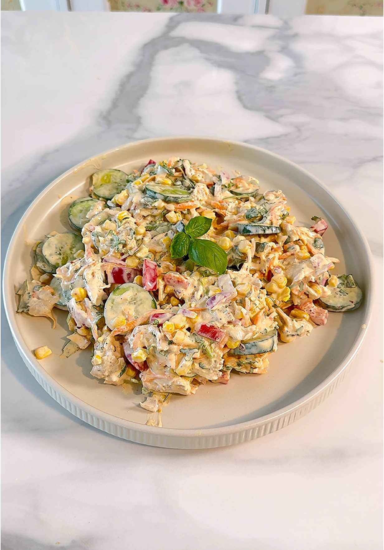 السلطة اللي بتساعدك تنزلي وزنك قبل الصيف #yummy #وصفات #recipes #tiktokcookbook #salad #chicken 