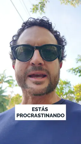 ¿Sabías que la procrastinación no es pereza ni falta de tiempo? En realidad, es miedo.  Miedo a fallar y a sentir el dolor de no lograr lo que esperas. Pero retrasarlo solo te aleja más de tus sueños. Lo que realmente rompe ese ciclo es empezar. Da el primer paso, escribe la primera página, y enfrenta ese miedo. No dejes que el miedo te controle.