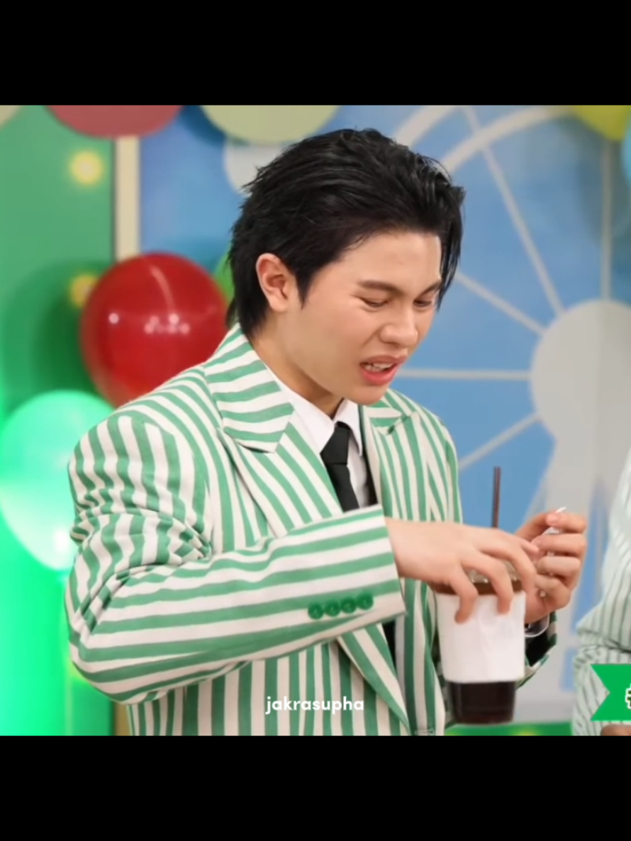 the way he didn't even try to hide it HAHAHAHA 😭🤡 #williamjkp #est_rvp #williamest #GrabFoodลดหั่นครึ่งxWilliamEst #fyp #fypage 