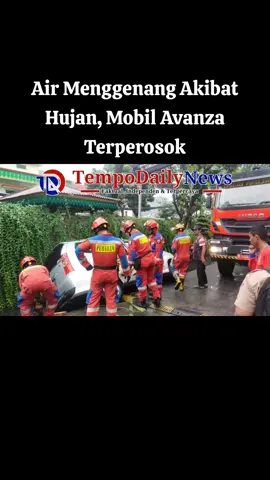 TEMPODAILYNEWS.COM, Jakarta, 21 Mei 2025 – Sebuah mobil jenis Toyota Avanza dengan nomor polisi B 1715 WFF terperosok ke saluran air di Jalan Hadiah Utama 1, Kelurahan Jelambar, Jakarta Barat, Rabu siang (21/5). Insiden ini terjadi akibat hujan lebat yang mengguyur wilayah tersebut, menyebabkan jalanan tergenang dan batas jalan tidak terlihat jelas oleh pengemudi. Informasi kejadian diterima pada pukul 12.41 WIB dari seorang warga bernama Desi. Menindaklanjuti laporan tersebut, petugas dari Suku Dinas Penanggulangan Kebakaran dan Penyelamatan (Gulkarmat) Jakarta Barat segera dikerahkan ke lokasi. Satu unit Light Rescue dari Sektor Gropet dan satu unit kendaraan medan berat beserta delapan personel langsung meluncur ke lokasi pada pukul 12.50 WIB dan tiba sepuluh menit kemudian. Operasi evakuasi dimulai pada pukul 13.01 WIB. Setelah melakukan penilaian situasi dan pengamanan area, petugas menggunakan unit medan berat untuk menarik mobil yang terperosok ke dalam saluran air. Evakuasi berlangsung lancar dan selesai pada pukul 14.00 WIB tanpa kendala berarti. Kepala Regu Jaga A menyatakan bahwa kejadian ini menjadi pengingat bagi warga untuk lebih berhati-hati saat berkendara dalam kondisi hujan lebat, terutama di daerah yang rawan genangan air. Tidak ada korban jiwa dalam peristiwa ini. Mobil berhasil dievakuasi dan situasi di lokasi kembali aman dan kondusif. #pemadam #Laka #Hujan 