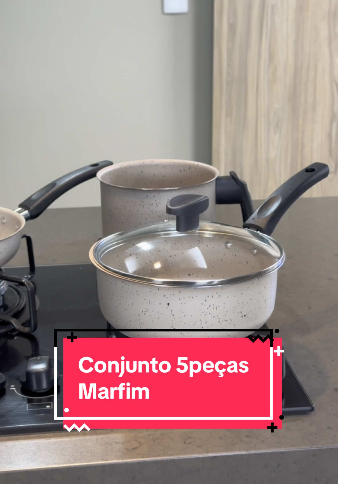 Conjunto de panelas antiaderentes com 4 caçarolas de tamanhos variados e uma frigideira. Ideal para o dia a dia, permite cozinhar com pouco ou nenhum óleo, facilita a limpeza e garante um cozimento uniforme. Perfeito para quem busca praticidade, saúde e qualidade na cozinha. Composição do Conjunto (5 Peças): Caçarola 16 cm – Altura: 8 cm | Capacidade: 1,15 L Caçarola 18 cm – Altura: 9 cm | Capacidade: 1,67 L Caçarola 20 cm – Altura: 10 cm | Capacidade: 2,57 L Caçarola 22 cm – Altura: 11 cm | Capacidade: 3,53 L Frigideira 18 cm – Altura: 2,5 cm | Capacidade: 300 ml Destaques do Produto: Revestimento super antiaderente (Teflon) por dentro e por fora Cozinhe sem óleo e evite que os alimentos grudem Fácil de limpar e compatível com uso diário Panelas ideais para ferver, refogar, cozinhar e preparar molhos Frigideira ideal para frituras leves e grelhados Distribuição uniforme de calor: cozimento rápido e homogêneo Design funcional com tamanhos variados – da porção individual à refeição familiar Fabricadas com materiais resistentes e duráveis