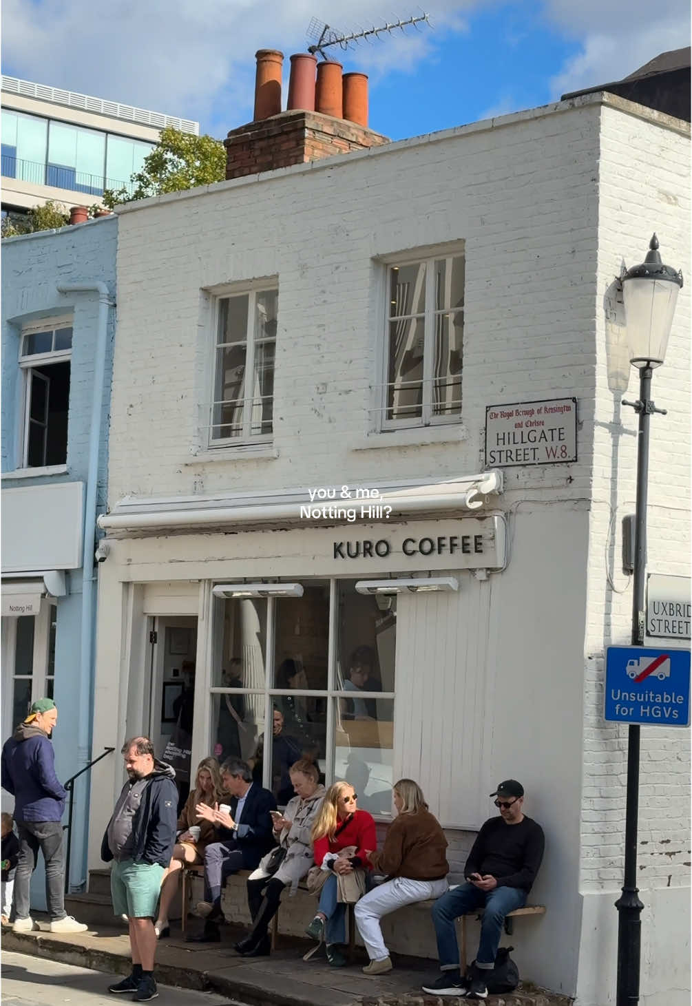 A day out in Notting Hill is always a good idea 💖🍵🌈 📍Portobello Road Market 📍Farm Girl Cafe 📍Lancaster Road 📍St Luke Mews 📍Notting Hill Flower Stand  📍Kuro Coffee 📍Notting Hill Bakery 📍Notting Hill Bookshop 📍Alice’s Antiques  📍Farm Place  #nottinghill #london #portobelloroad 