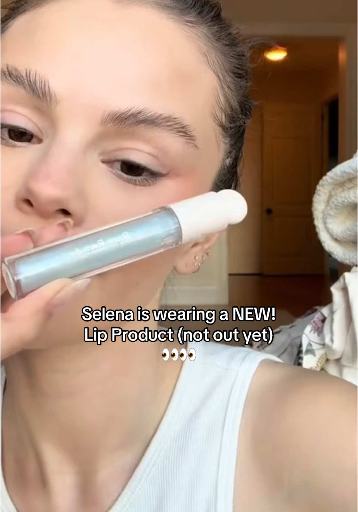 #SneakPeek 👀 🚨 #SelenaGomez is giving us a tease of her upcoming NEW! GLOSSES 💄👄✨ Say hello to Positive Light Brillant Glosses #rarebeauty  A super soft and nourishing lip gloss with a light-catching shine to effectively enhance lips and create a fuller lip look. Here are some shades names: Glimmer, Dazzle (in pic) and Flicker #ComingSoon on their website #sephora  Will keep u updated  What are your thoughts? 💄👄✨ XO #TRENDMOOD #selenagomezedit #selenagomezmakeup #rarebeautymakeup #PositiveLightBrillant #rarebeautygloss #PositiveLightBrillantGloss #selenagomezfan #selenagomeztiktok #newmakeuplaunches2025 #newmakeupproduct #newmakeupcheck #beautynews 