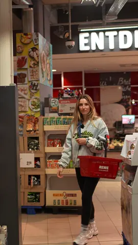 Das war dann wohl nicht mehr ganz so gentleman-like 😅 Lieber nicht nachmachen – aber irgendwie auch verständlich 😬🛒 #KorbTausch #supermarktmomente #supermarktstruggles #supermarkthumor #rewe #renésrewe #köln #foryou #fypシ #trending #spaß #lustig #nichtnachmachen