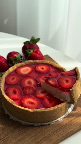 Чізкейк  за 20 хв без  випічки з полуницею 🍓 Інгредієнти: Основа: • Печиво - 200 г • Масло вершкове — 100 г Вершкова середина: • Крем сир @Philadelphia_Ukraine - 150 г • Вершки 33% — 200 мл • Сир кисломолочний - 200 гр • Цукрова пудра — 100 г (можна більше/менше за смаком) • Ванільний цукор — 1 ч. л. (за бажанням) • Желатин — 10 г + 50 мл води (замочити) Верхній шар: • Полуниця свіжа або заморожена — 300 г • Желе для торта (червоне, полуничне) — 1 пакетик • Вода — відповідно до інструкції на пакуванні желе Покроковий процес: 1. Основа з печива: • Подрібни печиво в крихту (у блендері або качалкою в пакеті). • Розтопи вершкове масло і змішай з печивом. • Вистели масу в роз’ємну форму  і добре утрамбуй ложкою або дном склянки. • Постав у холодильник  поки готуєш вершкову масу. 2. Вершкова середина: • Замочи желатин у холодній воді на 10 хвилин. • Збий вершки, цукор, крем сир, кисломолочний сир до м’яких піків. • Залий масу у формочку з бортиками, як тільки застигне залий полуничним желе та виклади смачну полуницю!! • Нехай смакує!#чізкейк #рецепт #десерт #десертбезвипічки #natalicoooks #фудблог 