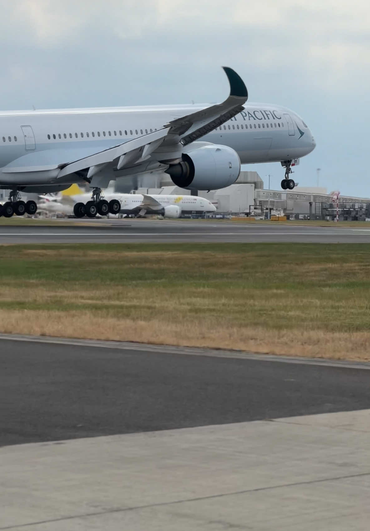 Cathay 257 from HKG 🇨🇳  #aviation #avgeek #aviationphotography #aviationlovers #planespotting #pilotslife #airplane #aircraft #boeing #airbus 