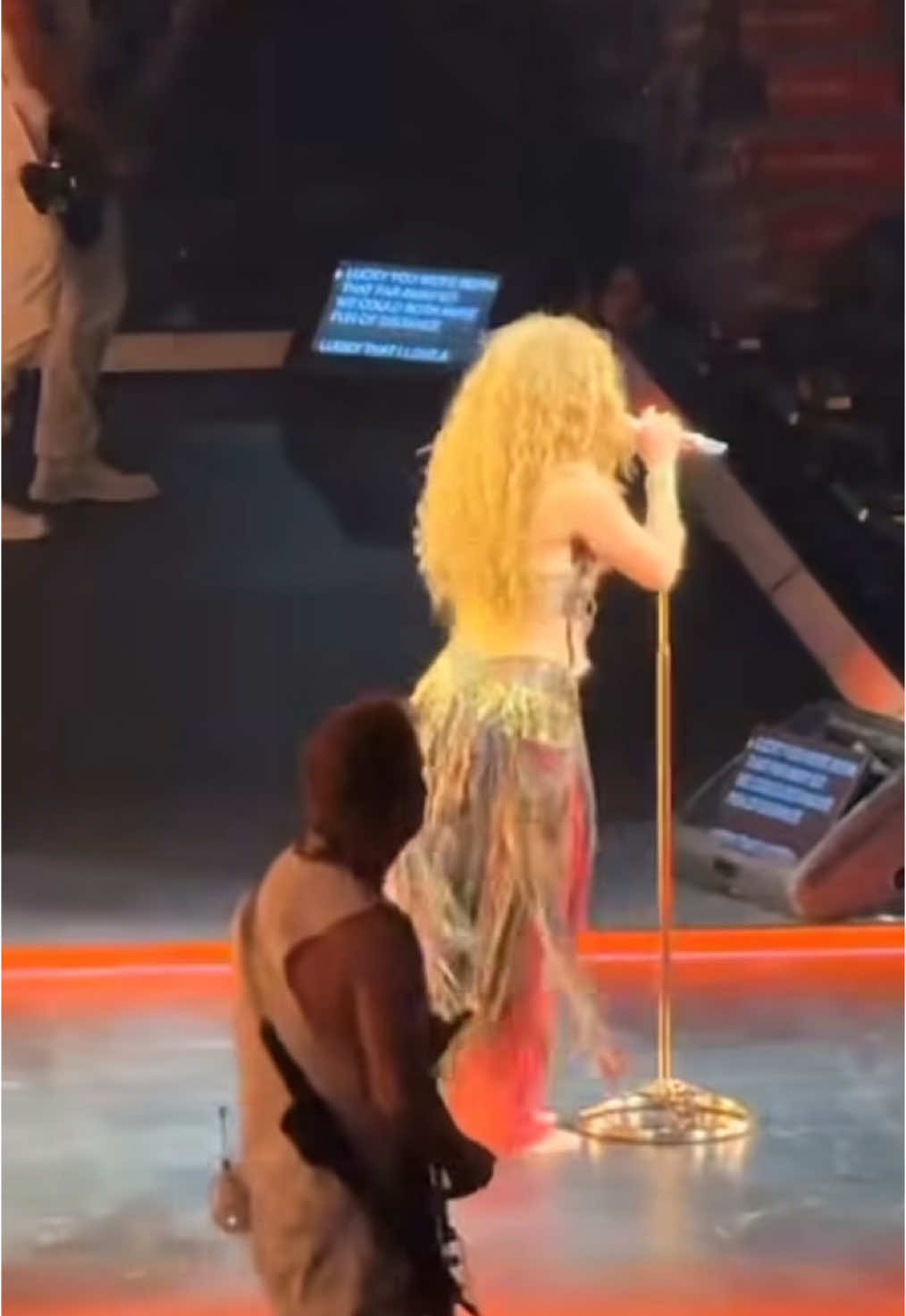 Falling in style ⚜️ • • •                                        #shakira #shakiramebarakripoll #shakiramebarak #shakirafans #piquemebarak #shakifans #shakirafan #shakirafans #shakiradance #shakiracolombia #shaki #shak #lmynlworldtour #colombia #singer #fyp #foru #foruyou #funnytiktok #fall #falling #bloopers #blooper😂 #bloopervideo #bestof 
