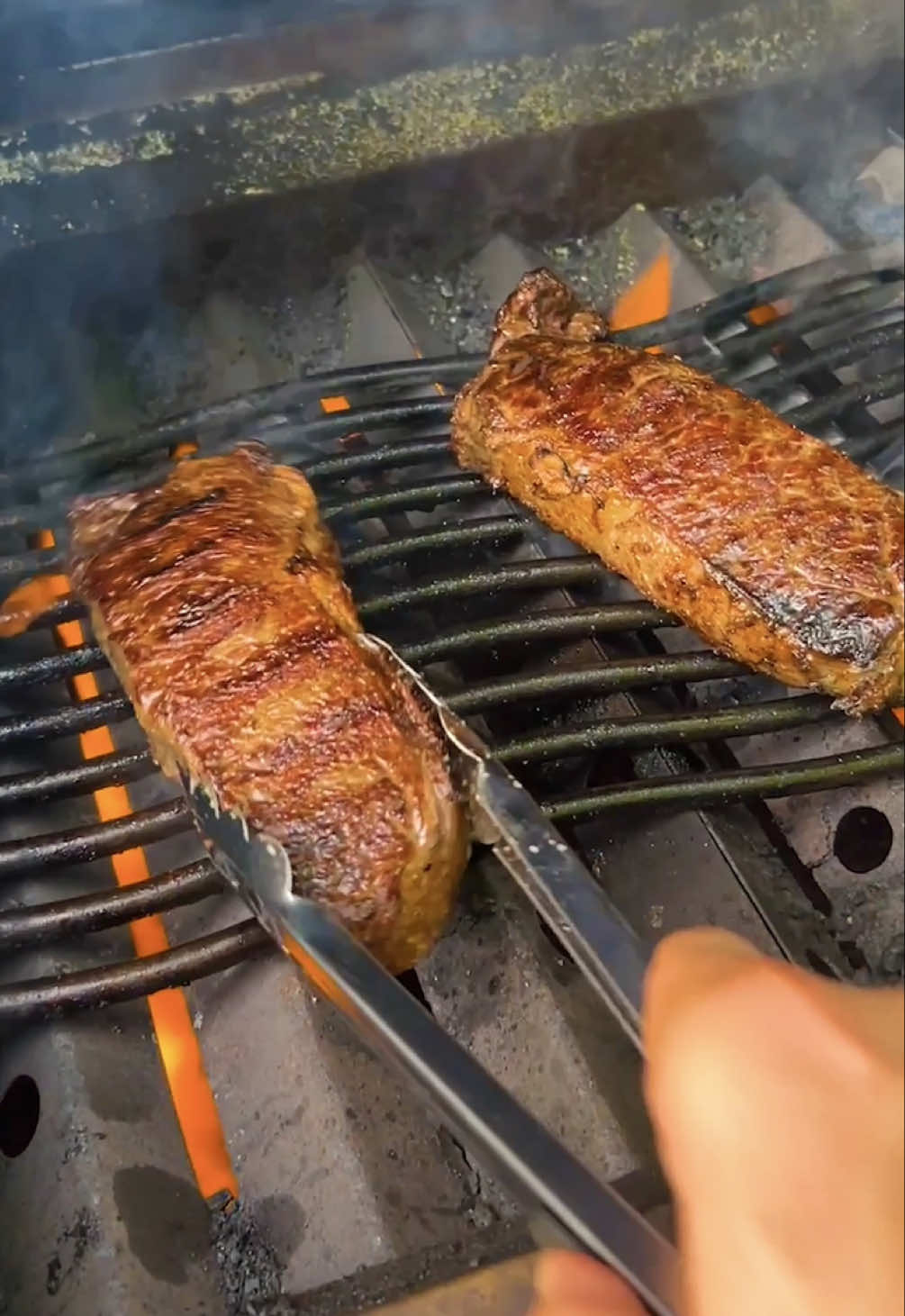 👴🏻🔥🥩 Old Gas BBQ Tips & Tricks I posted this on my story and people went nuts haha 🤷🏻‍♂️  . . . #Steak #BBQ #Barbecue #Grilling #Cooking #cookout #Summer 