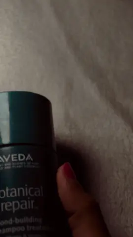 gifted by Aveda  1. Botanical Repair Bond-Building Pre-Shampoo Treatment ¿Qué es? Un tratamiento previo al lavado que fortalece los enlaces internos del cabello antes de aplicar el shampoo. Es el paso clave para una reparación profunda desde el núcleo. 2. Botanical Repair Strengthening Shampoo ¿Qué es? Un shampoo suave, sin sulfatos, que limpia y fortalece el cabello al mismo tiempo. 3. Botanical Repair Strengthening Conditioner ¿Qué es? Un acondicionador que desenreda, suaviza e hidrata mientras continúa el tratamiento fortalecedor. @Aveda #giftedbyaveda #botanicalrepair 
