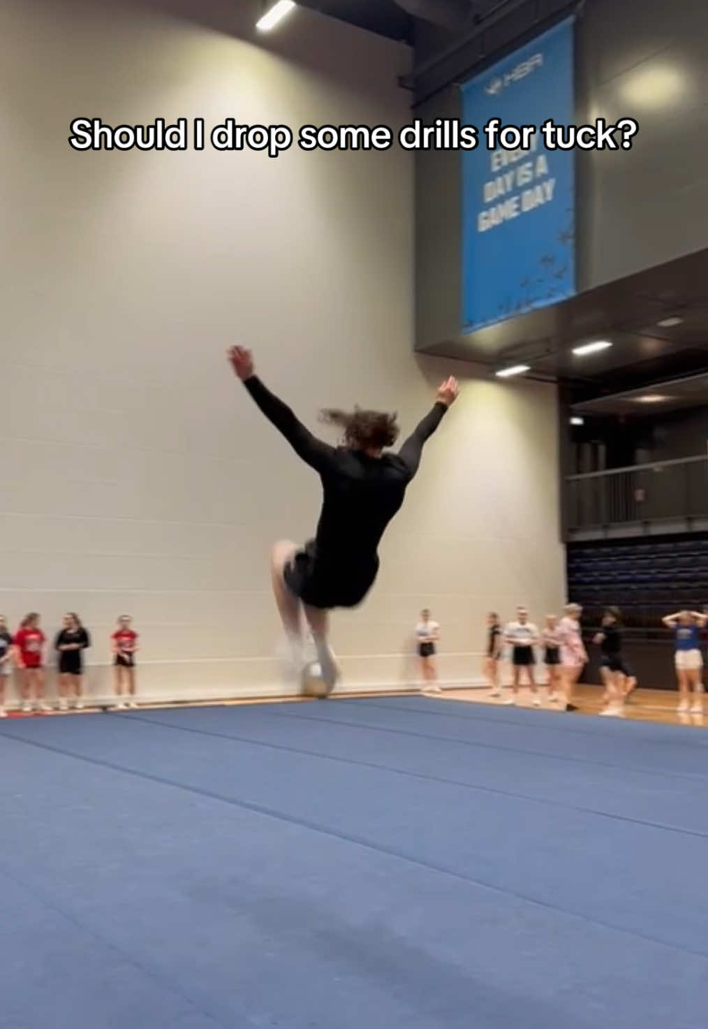 Nothing compares to Goood Tumbling day and getting a good set🙌🏼 #cheerleading #tumbling #roundoff #tuck #tumblinggymnastics #tumbler #cheertumbling #acro #set #bhs #backhandsprings #drills #tumble #tumblingdrills 