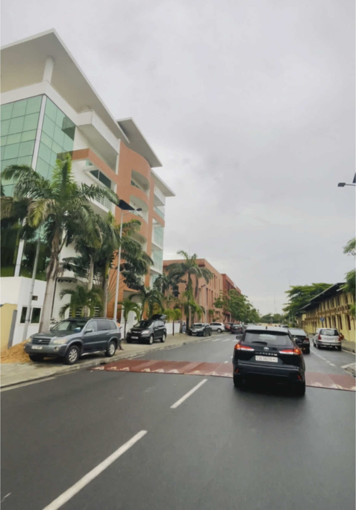 Quand la modernité rencontre la propreté, le Bénin rayonne ! Des avenues propres, des bâtiments élégants, une ambiance paisible… Ce pays a tant à offrir. Voici le Bénin 🇧🇯📍❤️ qu’on aime, qu’on admire et qu’on veut montrer au monde.Continuons à valoriser notre environnement et à en être fiers.#BéninPropre #FiertéNationale #BeautéUrbaine #Cotonou