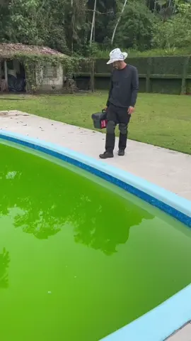 A piscina verde após o temporal #fy #piscina #piscinaverde #mestredaspiscinas #piscineiroprofissional #hidroall 