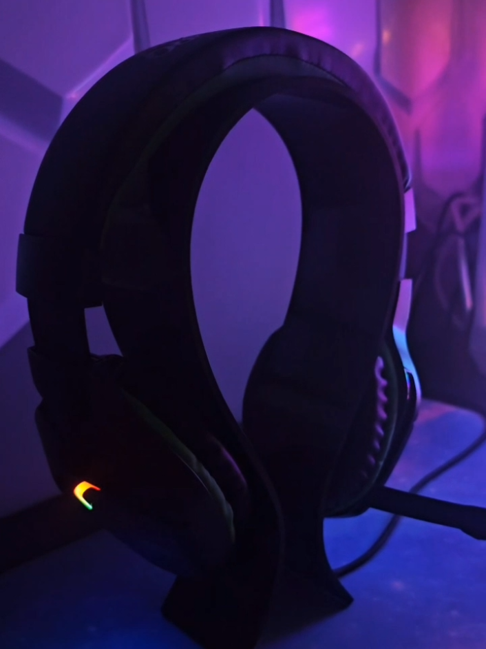 Eleve seu nível gamer pro com Headset Gamer Viper Pro Naja!! 🚀🚀 Sua estrutura oferece um nível de conforto sem perder a acústica incrível e trás robustez em sua construção. Conta com design bonito e iluminação de LED RGB, Com cancelamento de ruído para que suas calls fiquem com melhor qualidade e os seus falantes somados a sua estrutura que trazem uma acústica e qualidade de som surreal. Confira nosso site no link da bio Ou entre em contato: (42) 9821-0984 #headset #headsetgamer  #b21  #informática  #setupgamer  #rgb #gamerlove 
