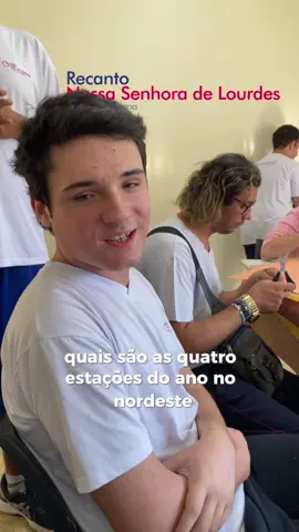 Vini entrou na sala decidido a testar seu poder de comediante. Com o olhar atento de quem leva a missão a sério, puxou a primeira piada: “Quais são as quatro estações no Nordeste?” Fez uma pausa dramática. “Verão, calor, abafado e mormaço.” Silêncio. Warley nem piscou. Nenhum músculo se moveu. Parecia ter escutado o horóscopo. Mas Vini não desiste fácil. Respirou fundo, pensou rápido, e mandou a segunda: “Qual é o creme dental que o Coringa usa?” Mais uma pausa. “Sorriso.” A gargalhada do Warley ecoou como trovão! Foi tanta alegria que o Davi – nosso artista sensível ao som e cheio de amor – saiu da sala cobrindo os ouvidos, assustado com o barulho da risada do amigo. Vini, aliviado, sorriu de volta. Não era só mais uma piada. Era a vitória do afeto. Conseguiu o que mais queria: ver o Warley feliz. E assim foi mais um capítulo dessa comédia de amor chamada Recanto. Onde piada ruim vira laço. Onde risada alta vira cura. Onde até quem tapa os ouvidos, participa da cena. 💛 #inclusao #neurodiversidade #autismo #humor #cotidianodoamor #vivercomleveza #recantonossasenhoradelourdes #vini #warley #davi #charlesetiringa #sorrisosquecuram #cuidarédaralegria #comédiahumana #risadaalta #amizadeverdadeira #bonsfilhinhosdeDeus #comedia #comedy #humor #humortiktok #comediasemgraça #piadasengracadas #piadassemgraça #alegria #happiness #joy 