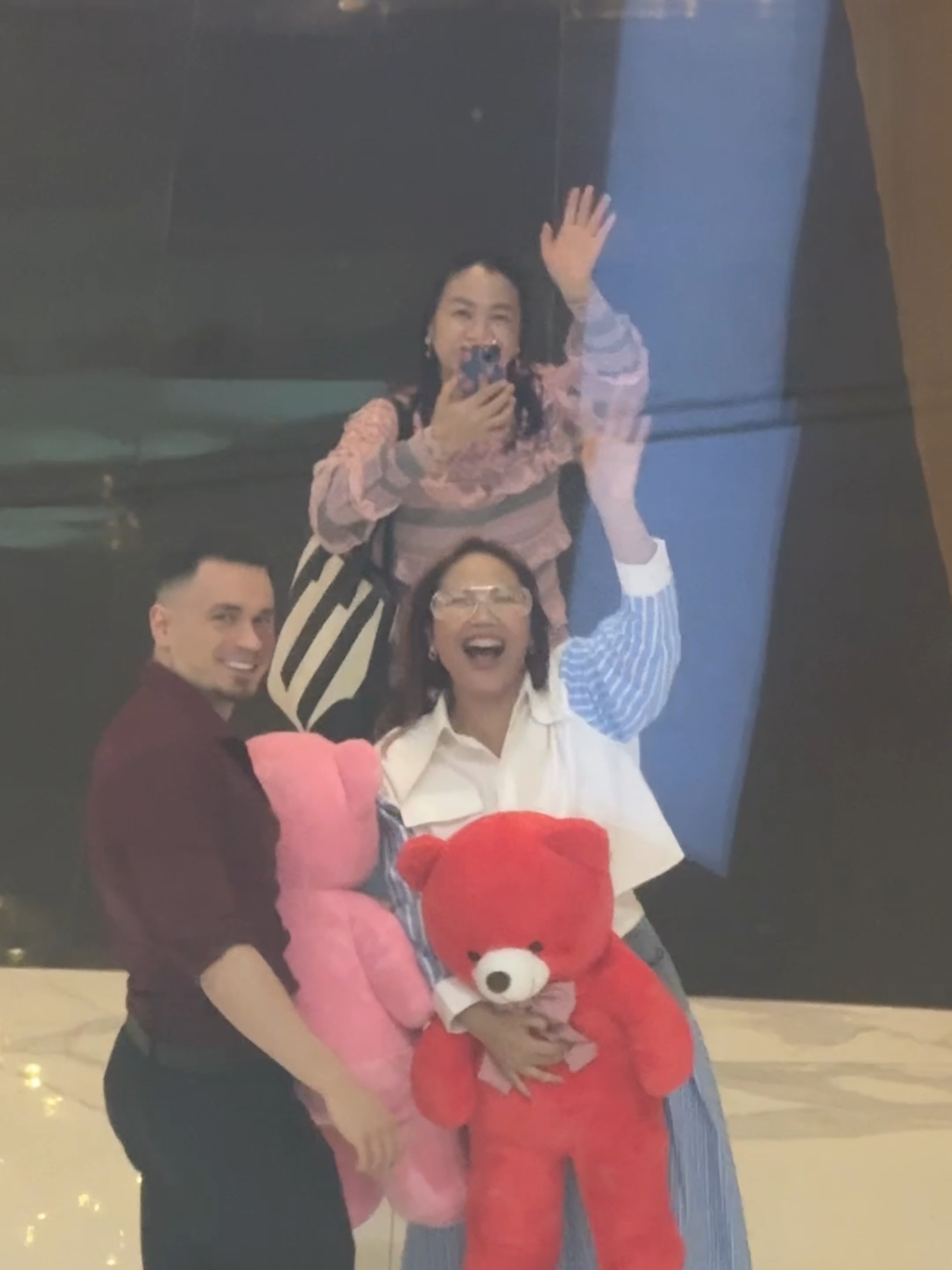 ถึงเวลาบอกลาแล้ว...ขอบคุณประเทศไทยสำหรับ 2 เดือนที่เต็มไปด้วยความอบอุ่น ❤️🇹🇭 ผมรู้สึกเป็นเกียรติมากที่ได้แบ่งปันความใจดีของคนไทยให้โลกได้รับรู้ #ThailandKindness #fyp #iconsiam