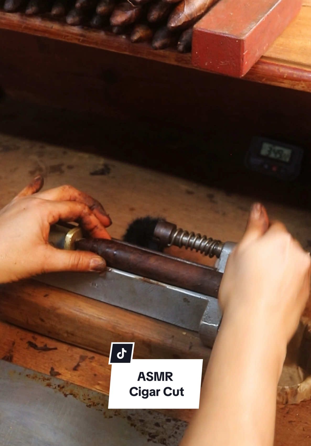 There’s something deeply satisfying about this moment…the precision, the rhythm, the snap. Turn up the volume and enjoy this ASMR cut, straight from our factory floor in Estelí. 🎧💨 #JoyaCigars #ForThoseInTheKnow #CigarCraft #CigarFactory #Cigar #ASMR