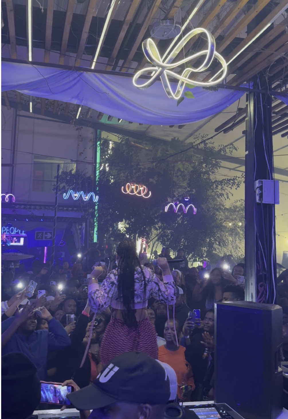 Mawhoo performing Amazwe at Cosmopolitan Maboneng 📍  #amapiano #mawhoo #fyp #pianomusic #dancemusic 