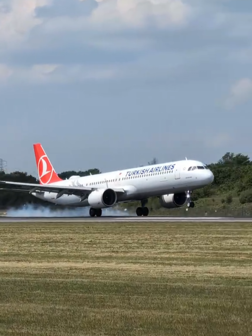 Turkish Airlines Airbus A321neo on arrival from Istanbul onto Runway 05R MAN 🇹🇷 @Turkish Airlines  #manchesterairport #planespotting #fyp #aviation #viralvideos #turkish #airbus 