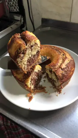 Bolo mesclado simples e fofinho……#bolomesclado#bolosimples#boloscaseiros#receitasfaceis#foryoupage#fyyyyyyyy