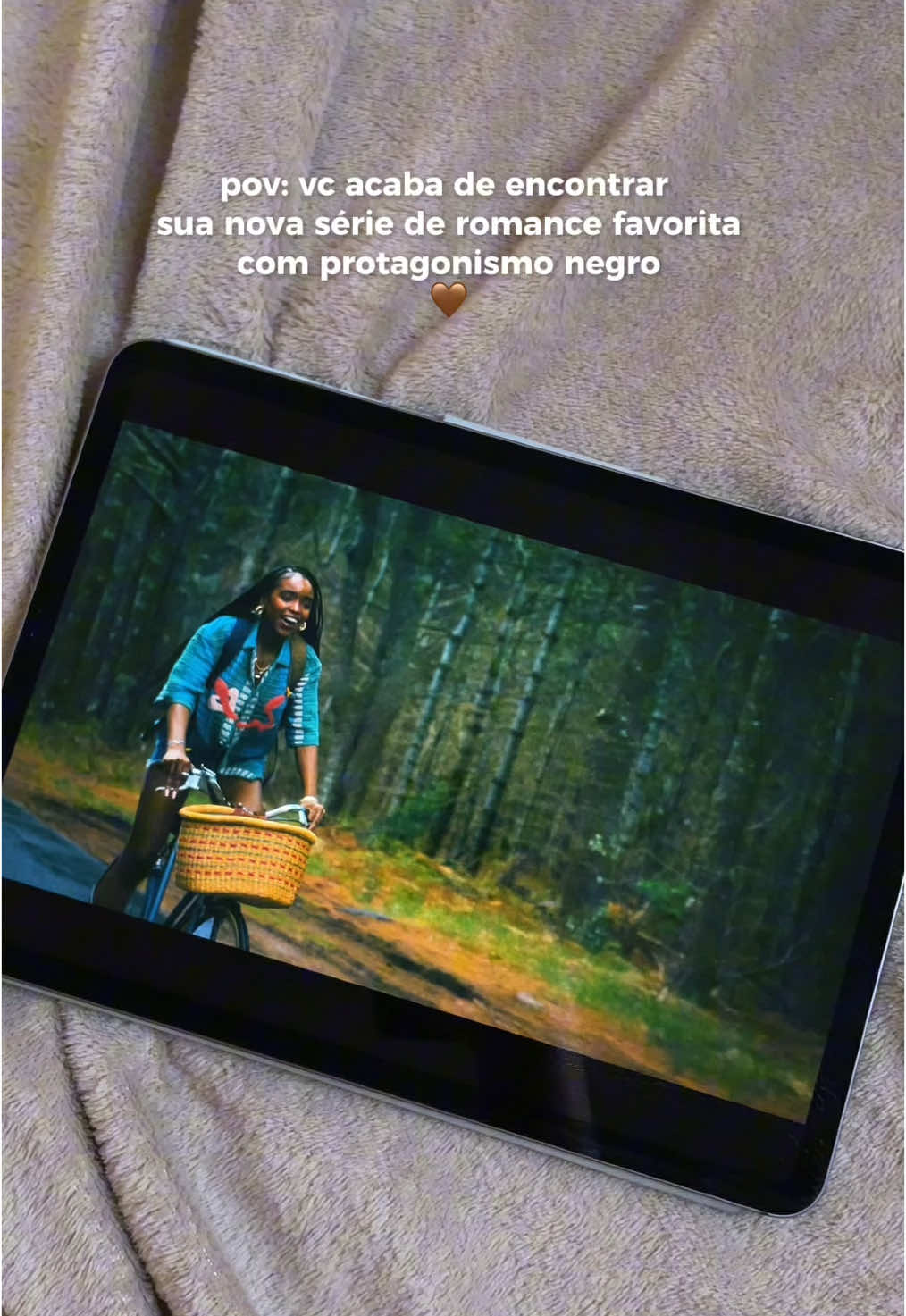 A série se chama “Forever”. Inspirada no clássico de Judy Blume, a trama acompanha Keisha e Justin, dois adolescentes negros em Los Angeles, navegando pelos desafios do primeiro amor, identidade e amadurecimento. Eu maratonei e já tô esperando a segunda temporada. 🥰🥹🤏🏽✨ #serieforever #netflixseries #romance #representavidade #negritude @Netflix Brasil 