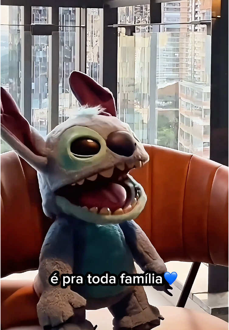 O Stitch está super empolgado com o Lançamento do seu Filme! E quando ele veio para o Brasil, acabou morando no @ayrabygreystar para poder descansar até a estreia do filme🤩🤩 ele ficou no Ayra Pinheiros, que é super completo e muito luxuoso, afinal ele é a estrela de seu filme é merece o muito conforto💙 ainda bem que o Ayra é pra toda família🤩🤩 . #salvekay #stitch #entrevista #lancamento #liloestitch #ayrabygreystar #ayrapinheiros #hospedagem #moradia #saopaulo #sp publi@ayrabygreystar 