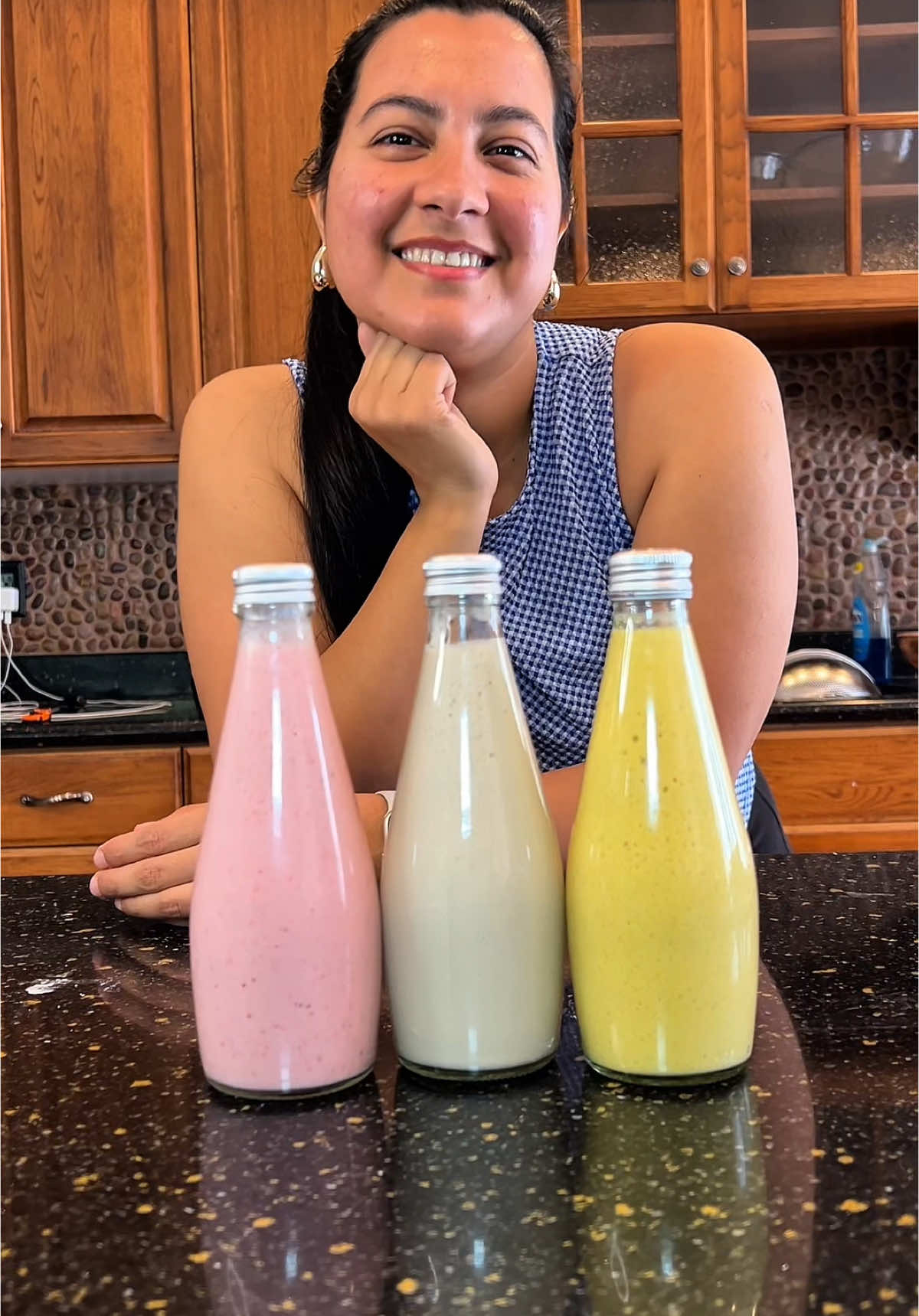 Kefir de leche sin sabor!! 2 tazas de kefir de leche Fruta de tu preferencia (yo en el video use 1 mango, 1/2 taza frutilla y 1 cucharadita de extracto de vainilla) Miel o endulzante de tu preferencia al gusto (yo use 2 cucharadas de miel) #kefir #kefirdeleche 