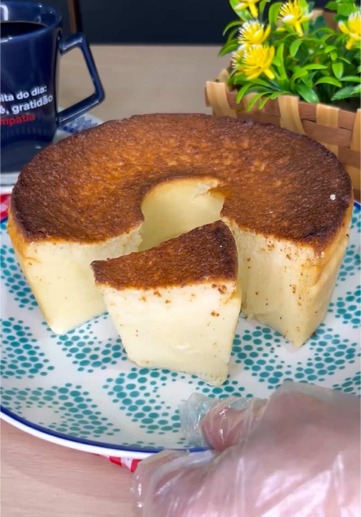 Bolo mole de coco feito no liquidificador  Ingredientes: - 3 ovos - 1 caixinha de leite condensado  - 400ml de leite  - 200ml d e leite de coco  - 2 colheres de sopa de margarina  - 100 gramas de amido de milho  - 100 gramas de coco ralado  #bolomole #bolodeleite #bolodeliquidificador #bolo #receitafacil #coco 