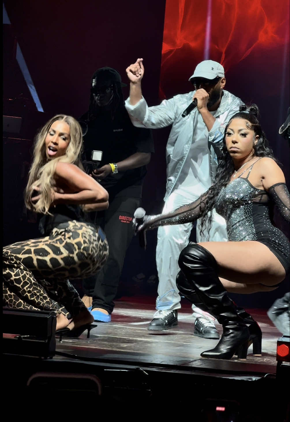@Neverly paris & @𝓢𝓱𝓪𝓷𝓷𝓸𝓷 🪶 ont fait monter la température d'un coup 🥵 @Djleska #shannon #neverly #capitaine #djleska #zenithparis #danse #lacapitale @Venant delacapitale 🇦🇴🇸🇳 