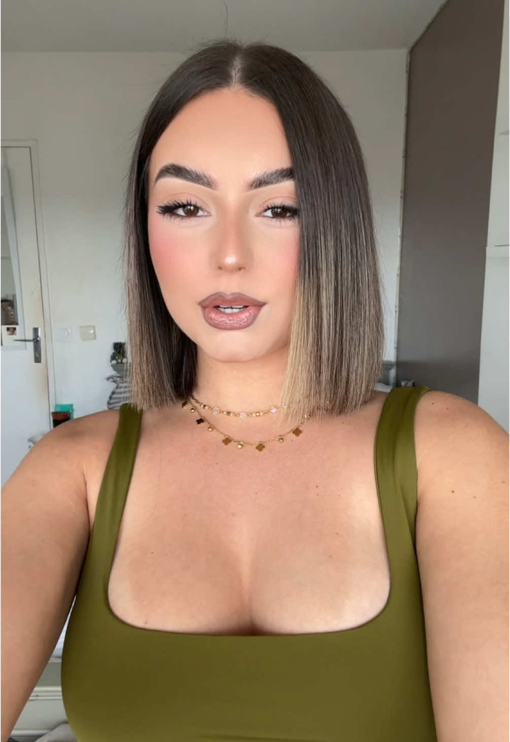 👽