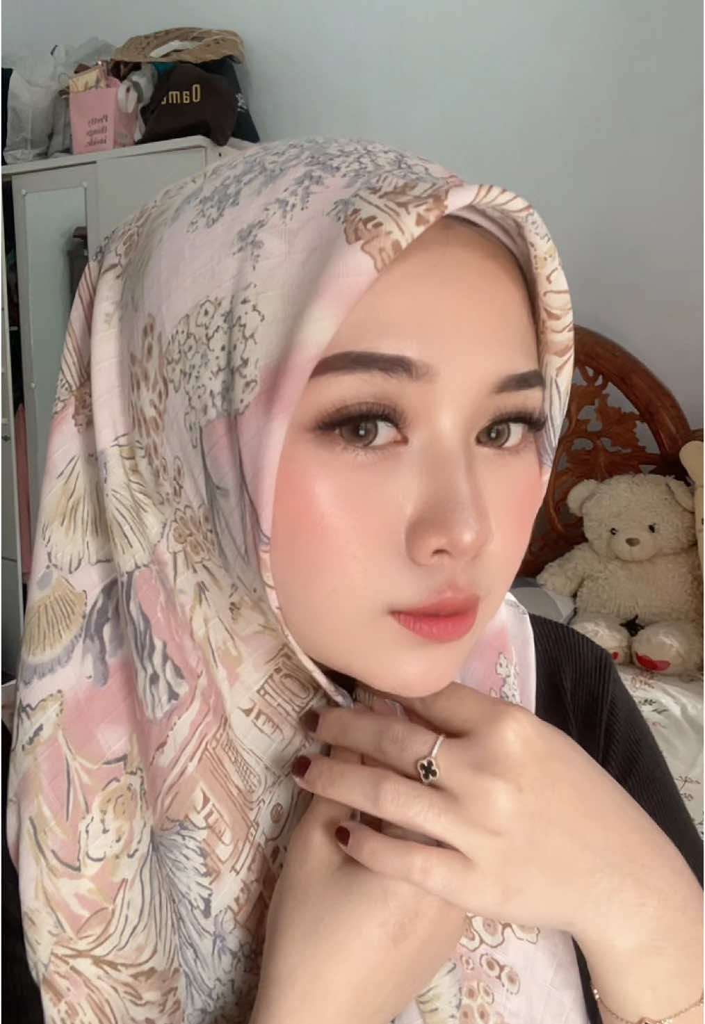 Yang tadinya gak PD pake kerudung motif selalu beli yg polos polos aja dan ternyata bagus bgt karena motif kerudungnya cantik bgt bestie 🥰💯 #hijab #kerudung #kerudungmotif 