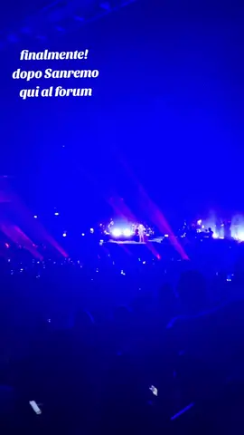 Ti abbiamo aspettato e finalmente sei qui #irama @Irama #iramaplume #forum #assago #live #lentamente 
